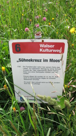 Sühnekreuz im Moos am Walser Kulturweg
