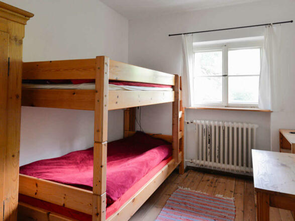 kleines Zimmer mit einem Stockbett