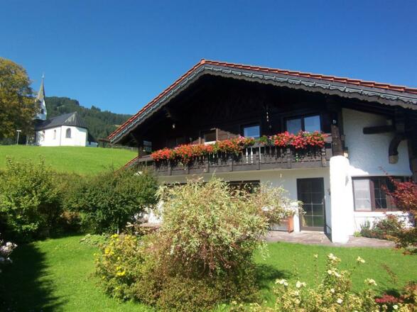 Alpen-Villa Charivari mit Bolsterlanger Kapelle