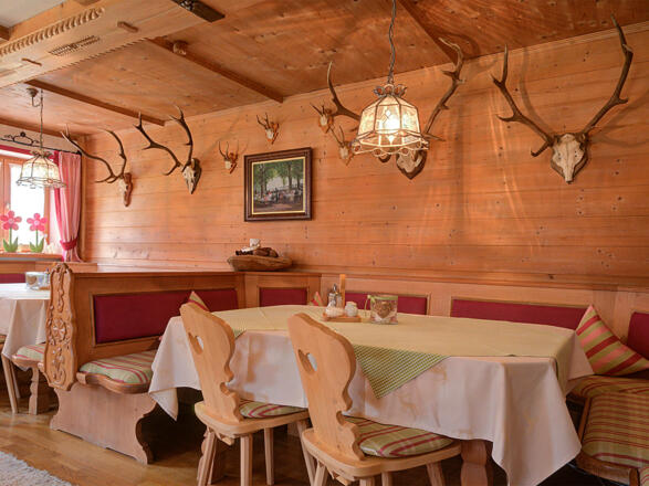 Frühstücksraum mit Kachelofen