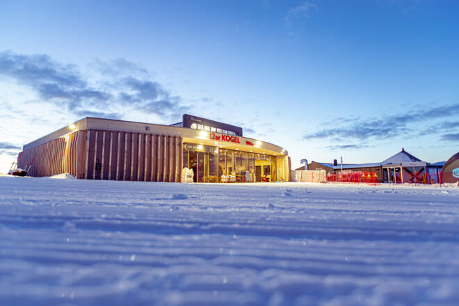 Die Bergstation der 12erKogel Bahn  bei Sonnenaufgang