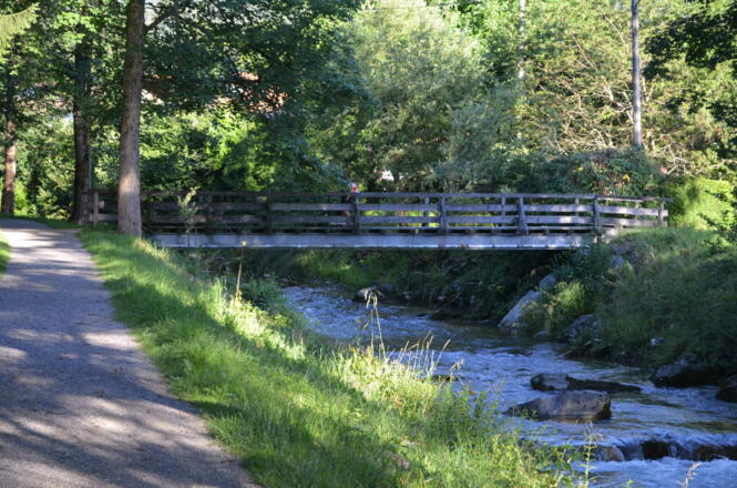 Über dem Söllbachdammweg gelant man in der einen Richtung in 10 Min. zum See und in der anderen Richtung in 5 Min. zum EDEKA.