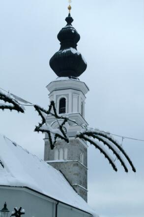 Kirche im Ortszentrum von Faistenau