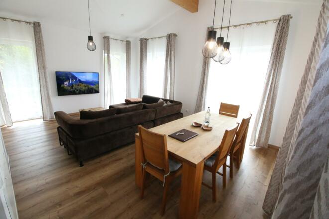 Sonnige Wohnlounge mit XXL-Sofa &amp; Smart-TV