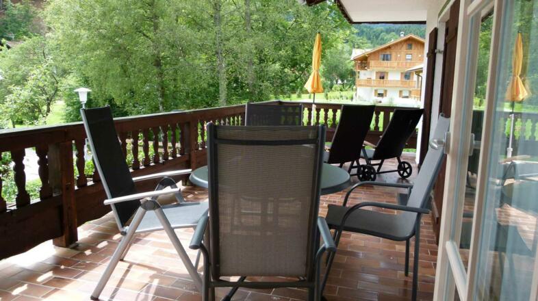 große Terrasse im 1. OG zugänglich durch Wohnraum und Schlafraum der FeWo 2