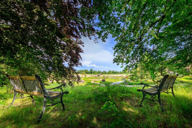 Ruhebänke im Klostergarten