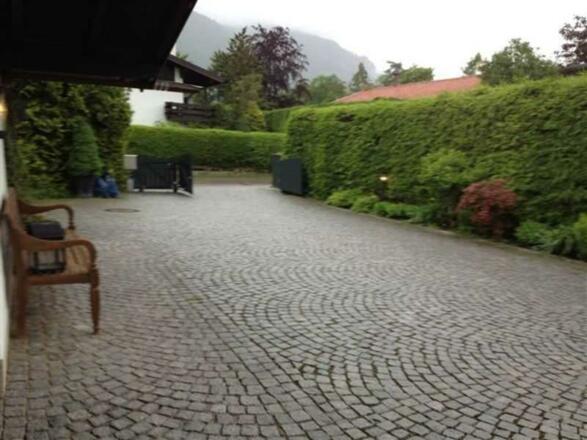 Parkplatz und Einfahrt