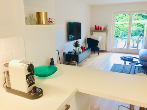 Blick von der Esstheke zum Wohnbereich