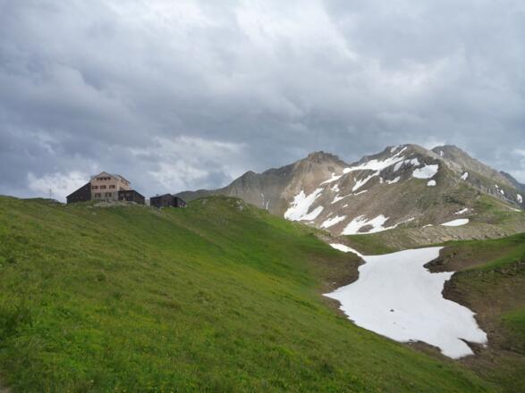 Stuttgarter Hütte mit Blick Richtung Valluga