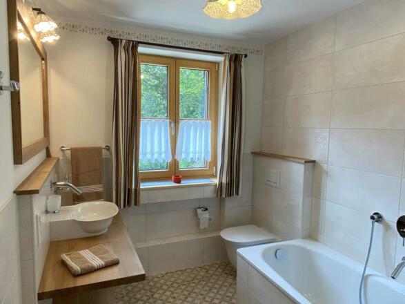 Ein Tageslichtbad mit Wanne die zur Entspannung einlädt