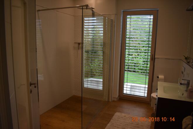 Bad mit bodenebener Dusche