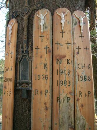Traditionelle Totenbretter an der Kreuzfichte