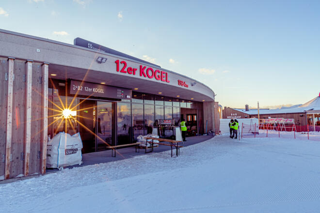 Die Bergstation bei Sonnenaufgang an einem Renn-Wochenende