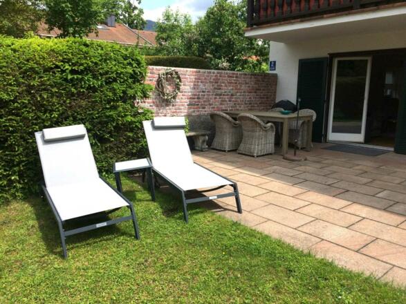 Terrasse mit großem Esstisch mit Abendsonne (auf dem Foto ist es früher Nachmittag)