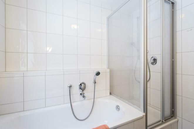 Ferienwohnung Zauberberg, Bad mit Wanne und Dusche