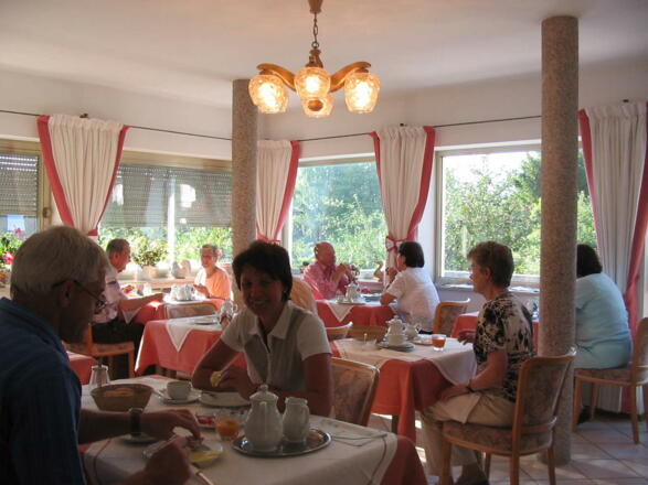 Der helle Frühstücksraum lädt Sie am Morgen ein