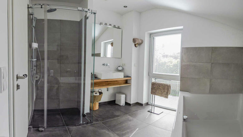 Bad im OG mit Dusche und Wanne