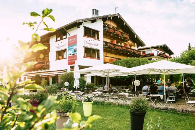 Bad Wiessee, Hotel von außen mit Biergarten