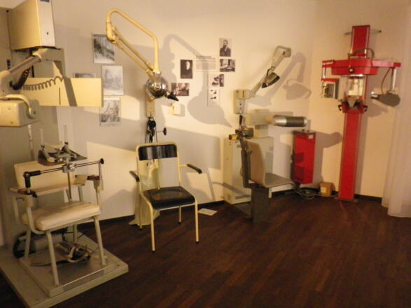 033_2012_0003~©Zahnmuseum_Röntgengeräte.JPG