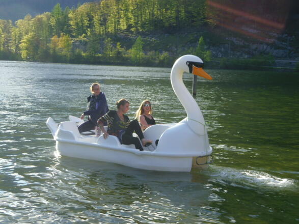 Tretbootverleih beim Seecafé im Strandbad Obertraun