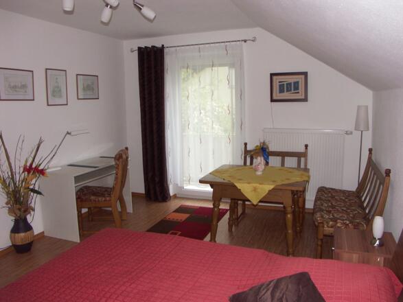 großes Schlafzimmer mit Balkon