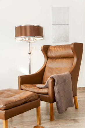 Lesen mit Seeblick im Borge Morgensen Ohrensessel