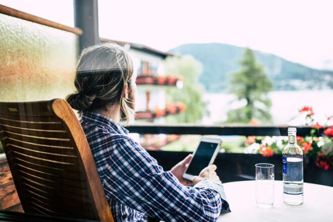 Ausblick vom Balkon auf Liegewiese und den Tegernsee