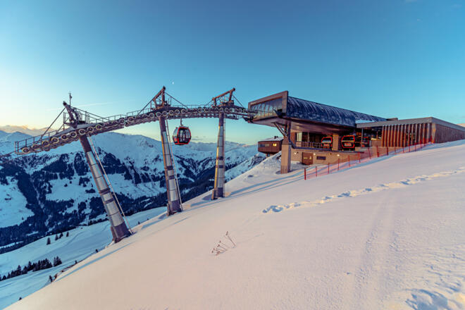 Die Bergstation bei Sonnenaufgang