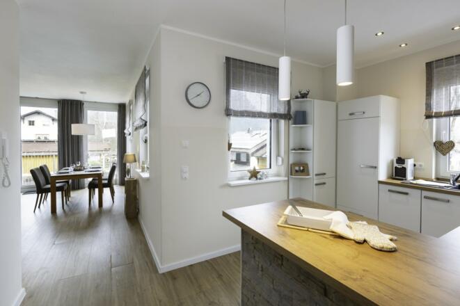 Zum Wohnraum offene Küche