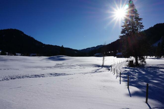 Kristallblauer Winterhimmel