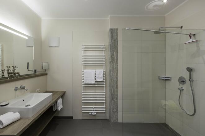 Großes Bad mit bodengleicher Dusche