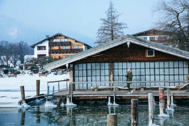 Hotel Terrassenhof im Winter, mit Bootshaus, Bad Wiessee