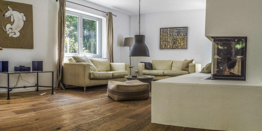 offener Wohnbereich mit offenem Kamin