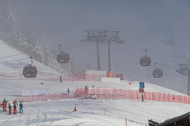 Langsam kommt die untere Sektion aus dem Nebel