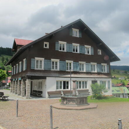 Schul- und Mesnerhaus