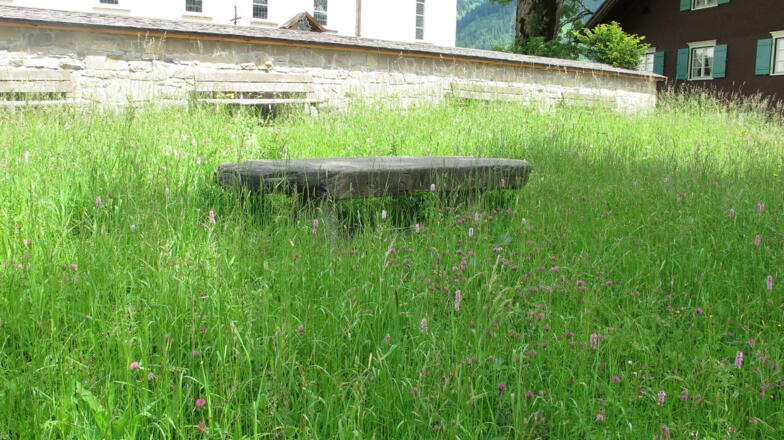 Ausrufestein vor dem Mesnerhaus