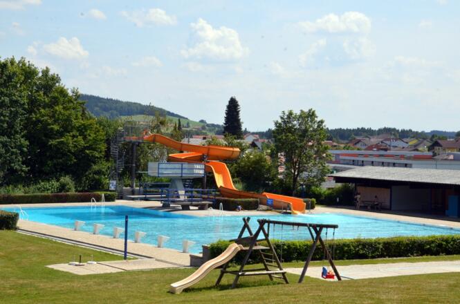 Elebnisfreibad mit Wasserrutsche