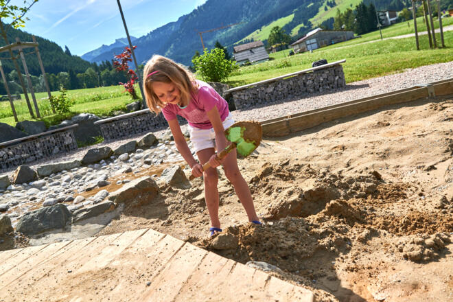 Naturspielplatz \&quot;Plitsch&amp;Platsch\&quot; in Schattwald