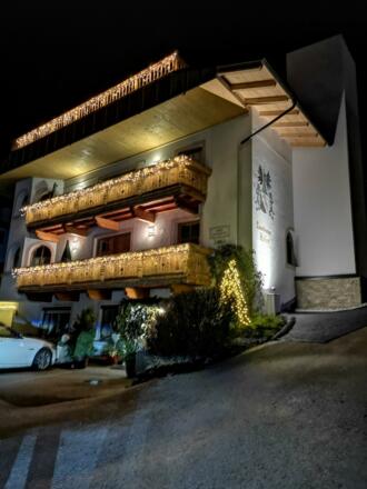 Hausansicht bei Nacht