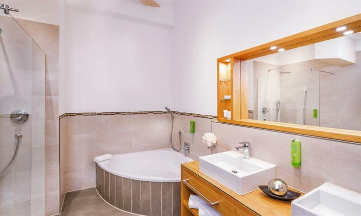 Badezimmer mit Badewanne