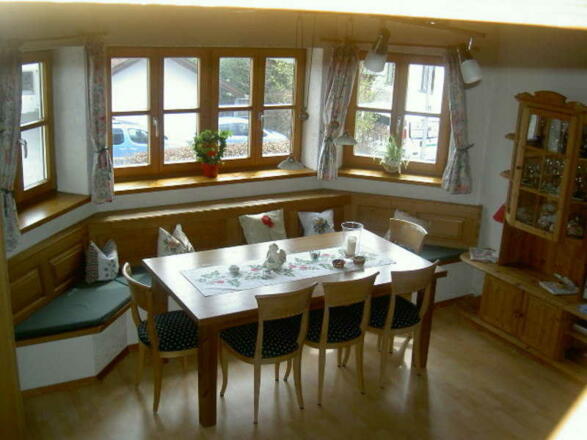 Herrliches helles freundliches Wohnzimmer mit großer Sitzmöglichkeit