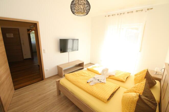 Schlafzimmer mit Doppelbett &amp; Smart TV &amp; Schrank