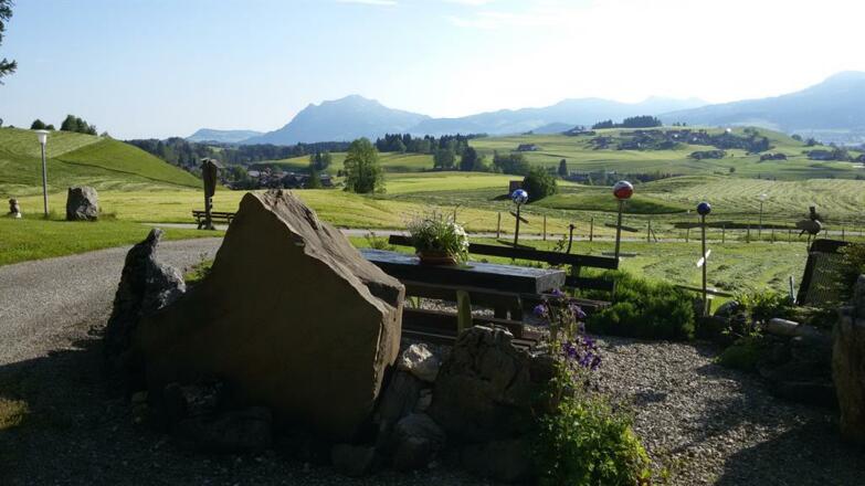 Sitzgelegenheit am Haus