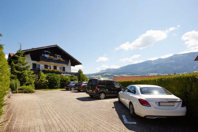 Parkplatzseite Gästehaus Auffenberg - Fischen-Berg