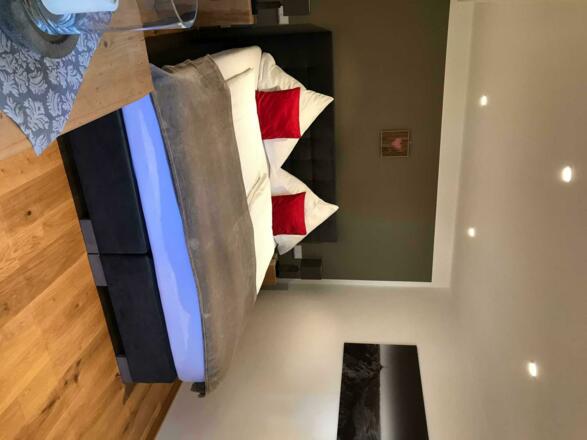 Schlafzimmer 2 mit Zugang zum Badezimmer mit Badewanne und Duschmöglichkeit.