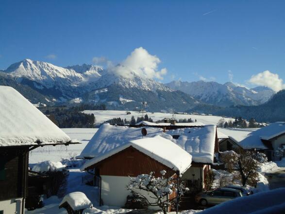 Blick vom Ostbalkon auf die winterlichen Berge