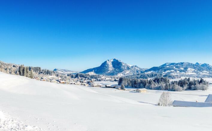 Blick auf Ofterschwang mit Grünten im Hindergrund