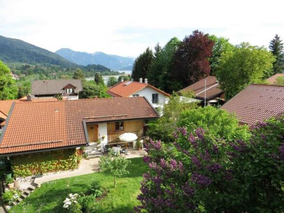 Die Ferienwohnung liegt in angenehm grüner Umgebung mit Blick auf See und Berge.