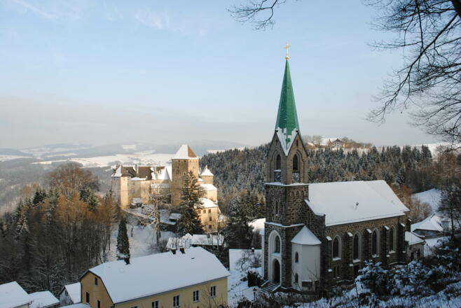 Pfarrkirche  und Burg Vichtenstein