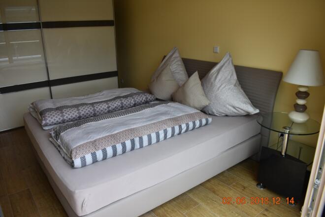 Schlafzimmer mit Boxspring-Bett